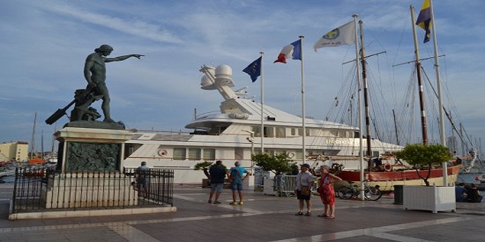 Où loger pour accéder facilement aux attraits touristiques de Toulon ?