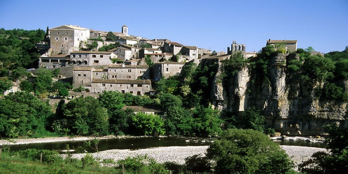 Qu’est-ce qui fait la renommée touristique de l’Ardèche ?